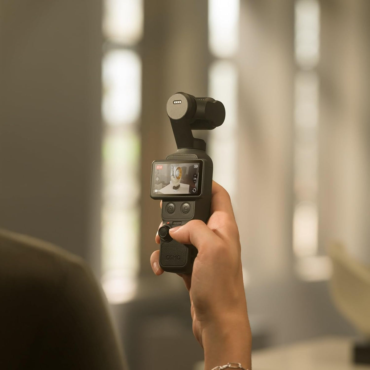 DJI Osmo Pocket 4 Audio Combo mit Mic Mini 2 Sender, Pocket-Gimbal-Vlog-Kamera, 1-Zoll-CMOS und 4K/240fps, 3-Achsen-Stabilisierung, 2× verlustfreier Zoom, 107 GB interner Speicher