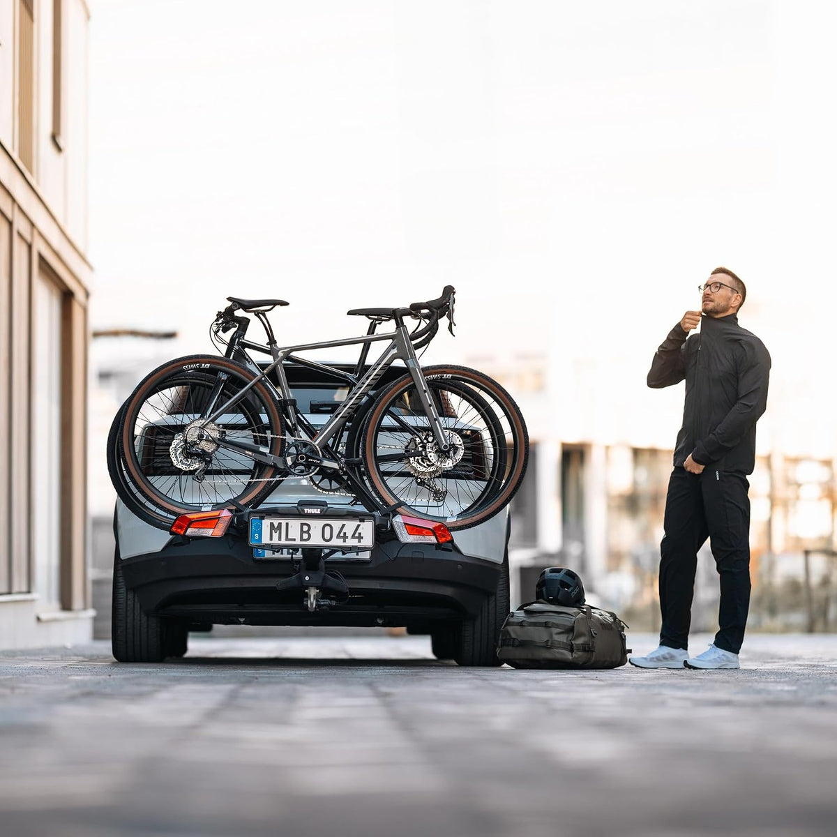 Thule OutPace 9012100 Fahrradträger, 2 Fahrräder, 50 kg, klappbar, Neigung, Anhängerkupplung, Schwarz