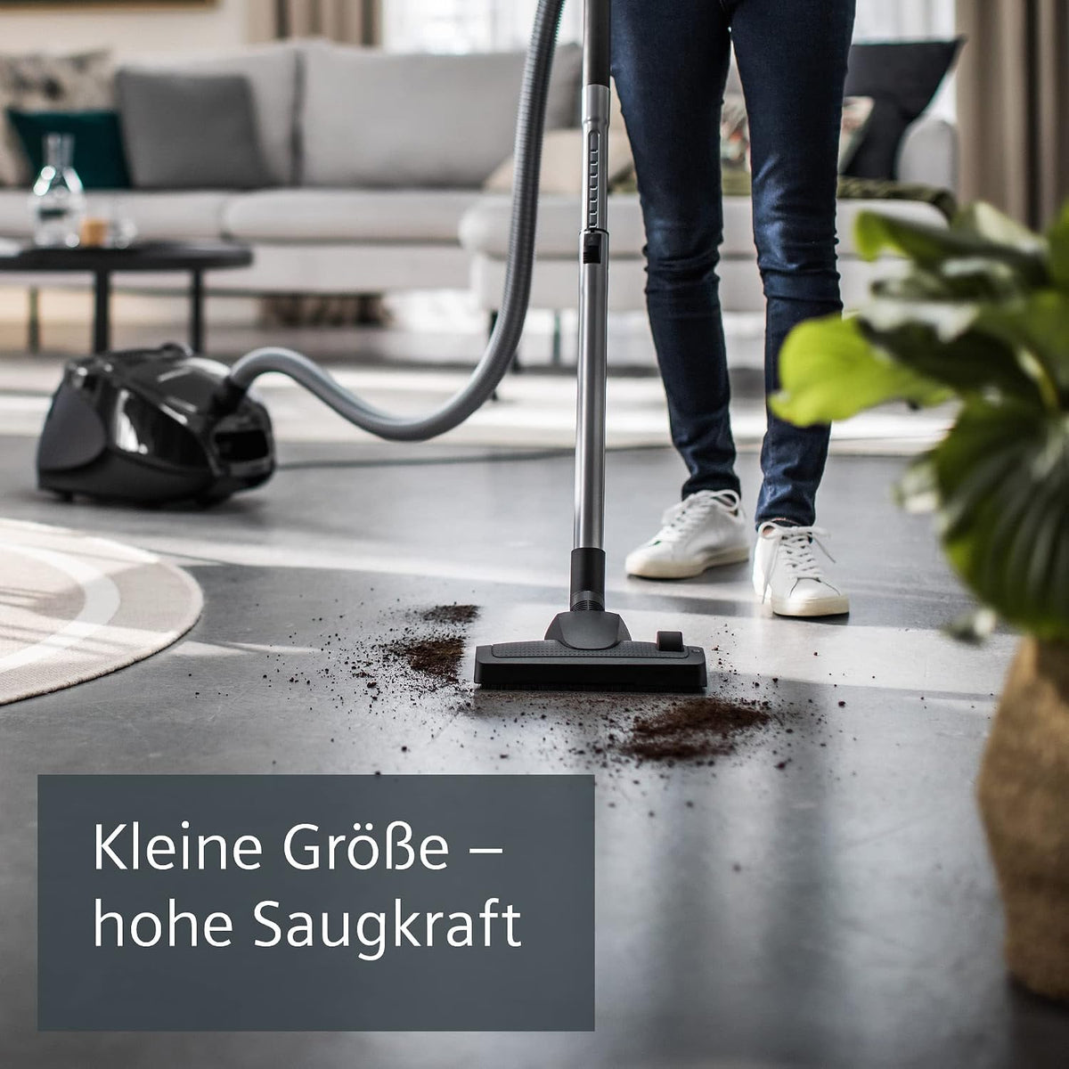 Siemens Staubsauger mit Beutel synchropower VS06B112A, Bodenstaubsauger, Hygiene-Filter, Bodendüse für Parkett, Teppich, Fliesen, langes Kabel, Fugendüse, 700 W, schwarz, 700 Watt