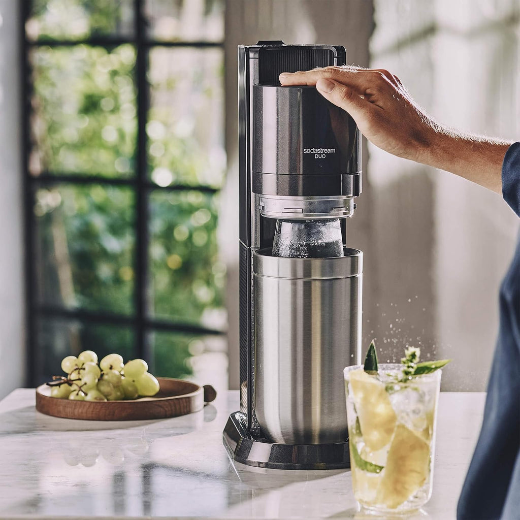 Sodastream Duo Sprudelwasser und Soda Maschine für Glaskanne | 1 Stück Glaskrug 1L + 1 Flasche 1L Edelstahl Finish Geschirrspüler + 1 60L Gas Nachfüllclip | Schwarz