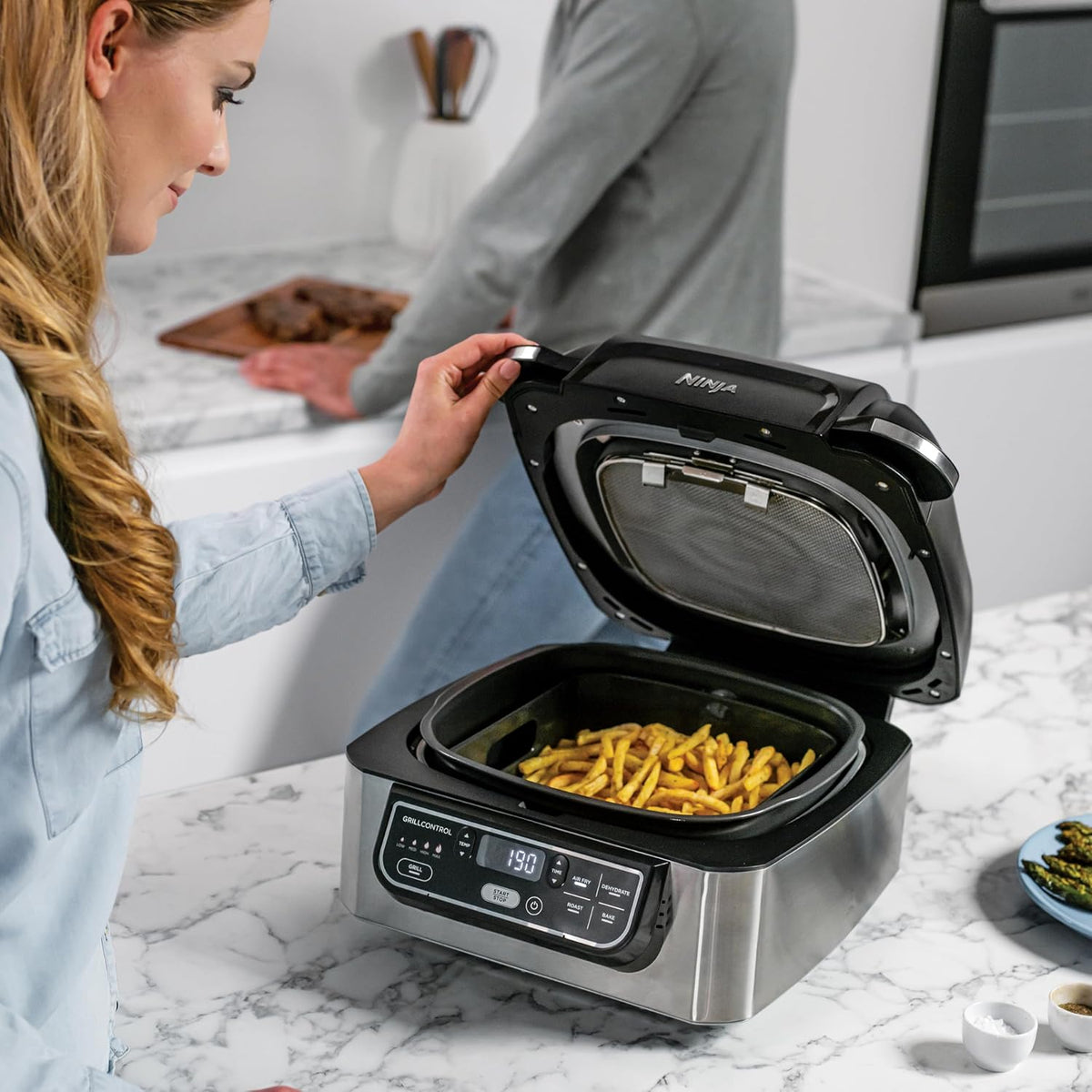 Ninja Foodi Grill & Airfryer, 5,7L Heißluftfritteuse, Air Fryer, spülmaschinenfeste Teile, 5-in-1, Schwarz/Silber AG301EU