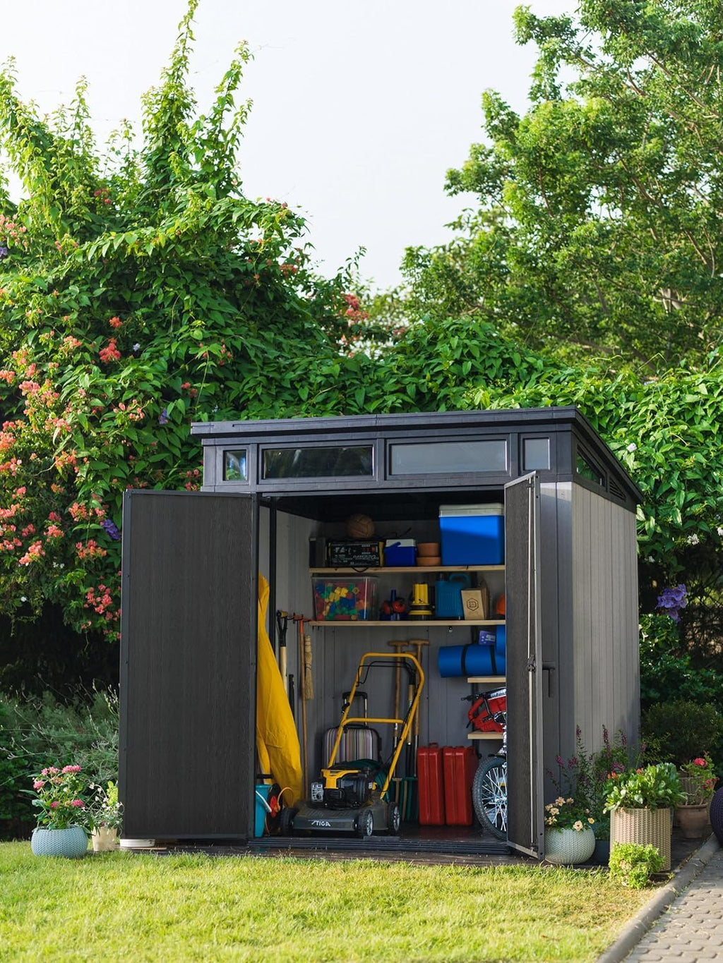 Keter Artisan 7x7 Gerätehaus – Wetterfestes Gartenhaus mit Boden, Pultdach, Doppeltüren & Fenster, Ideal für Outdoor-Aufbewahrung, 214x218x226cm, 8,3 m³, grau