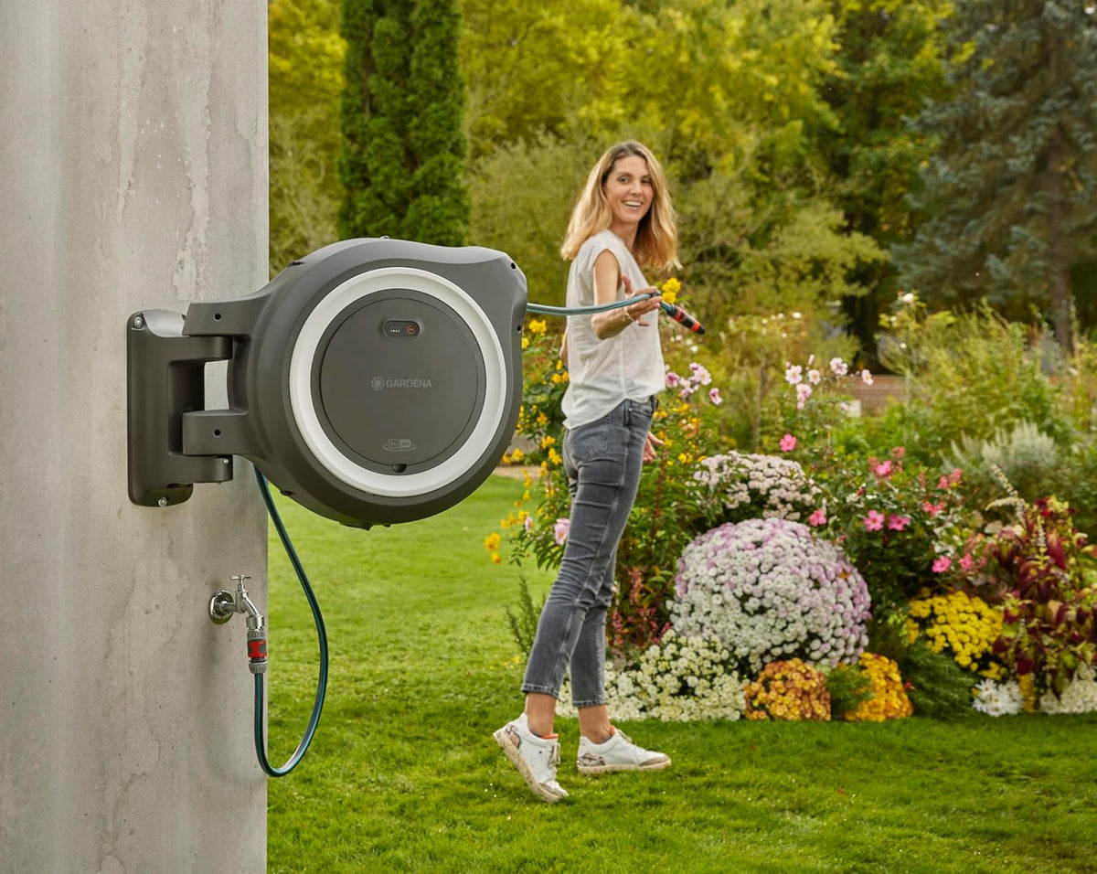Gardena Akku-Wand-Schlauchbox PowerRoll XXL Ready-to-use-Set: Automatischer Schlauchaufroller mit 40 m Gartenschlauch, Schlauchführung und RollControll, Komplett-Set mit Akku (18647-20)
