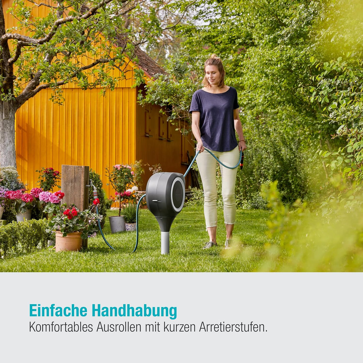Gardena Garten-Schlauchbox RollUp S (weiß) 15 m: Schwenkbare Schlauchbox, integrierte Schlauchführung, inkl. 15 m Gardena Qualitätsschlauch, Erdspieß und Montagehilfe (18606-20)