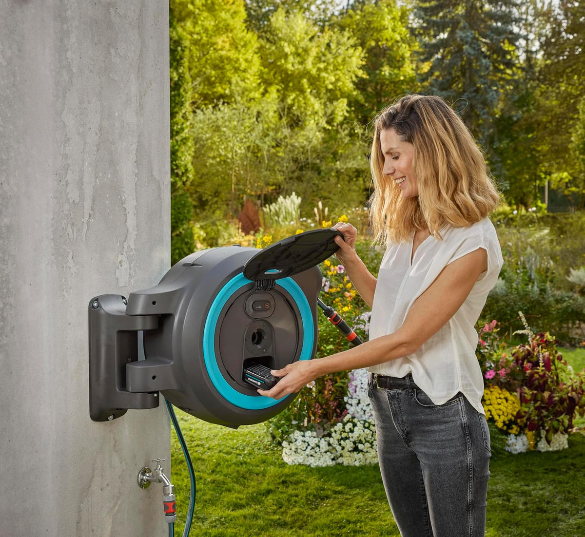 Gardena Akku-Wand-Schlauchbox PowerRoll XXL Ready-to-use-Set: Automatischer Schlauchaufroller mit 40 m Gartenschlauch, Schlauchführung und RollControll, Komplett-Set mit Akku (18645-20)