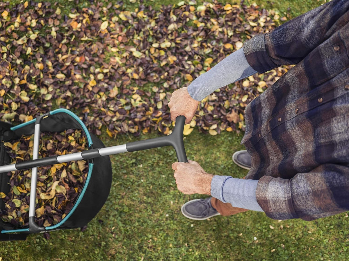 Gardena Laub- und Rasensammler: Kehrmaschine für den Garten, mit entnehmbarem Fangsack, rotierendes Bürstensystem, ergonomischer Griff, geräuscharm (3565-20)